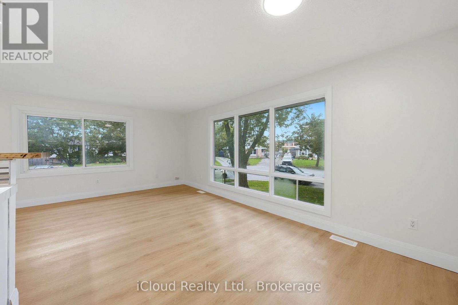 Bright open concept main floor living/dining - 3 Manley Crescent, Thorold, ON