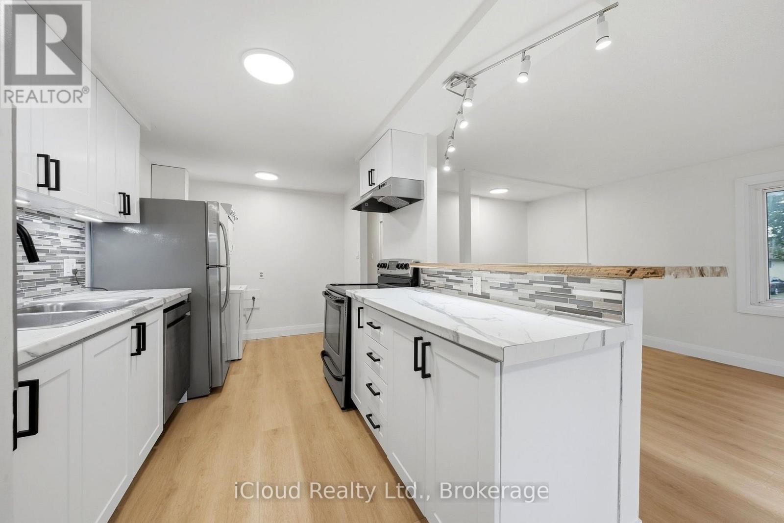 New cabinets & countertops - 3 Manley Crescent, Thorold, ON