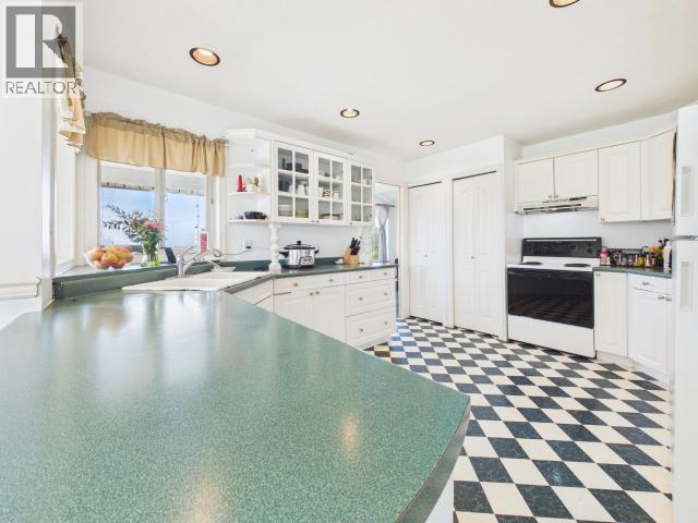 5726 Marine Ave, Powell River, BC