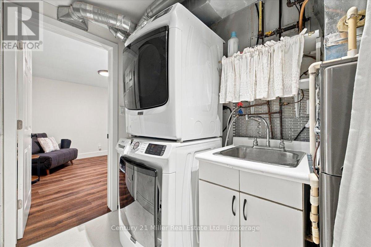 Laundry combined with Utility Room - 37 Tulip Street, Oakville (Br Bronte), ON