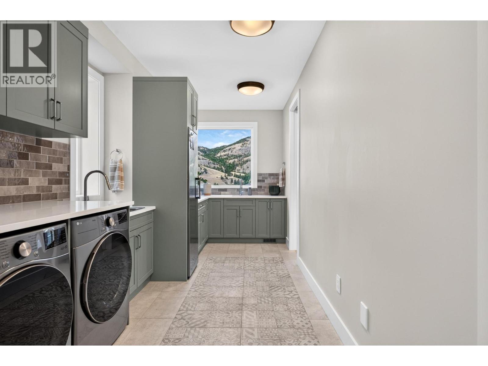 Butler's pantry with laundry - 887 Loseth Drive, Kelowna, BC