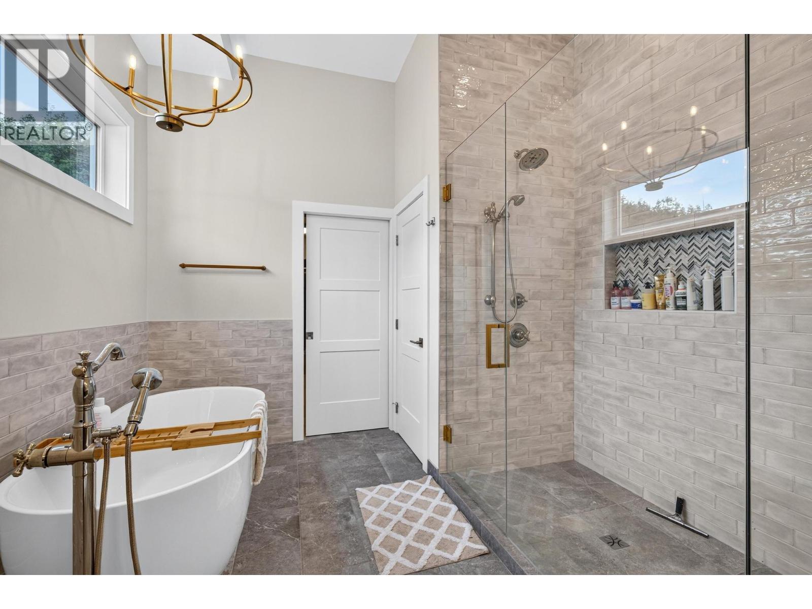 Primary Ensuite - 887 Loseth Drive, Kelowna, BC