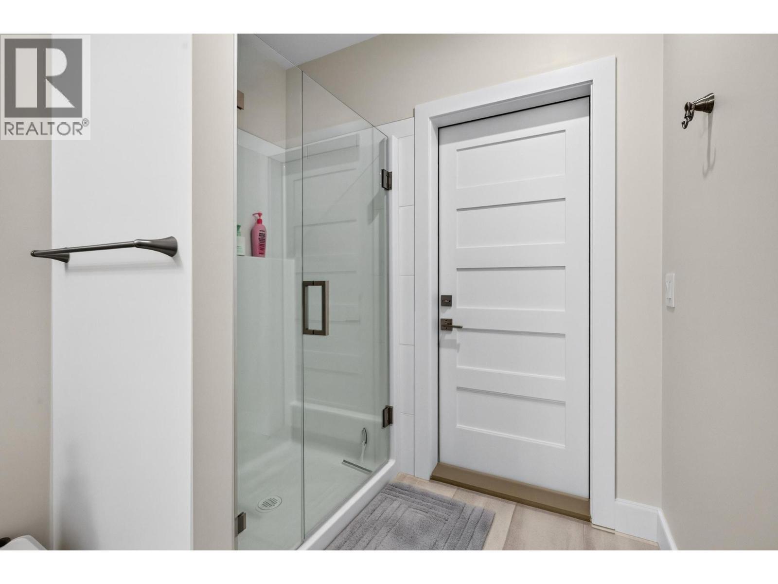 Full bath lower level - 887 Loseth Drive, Kelowna, BC