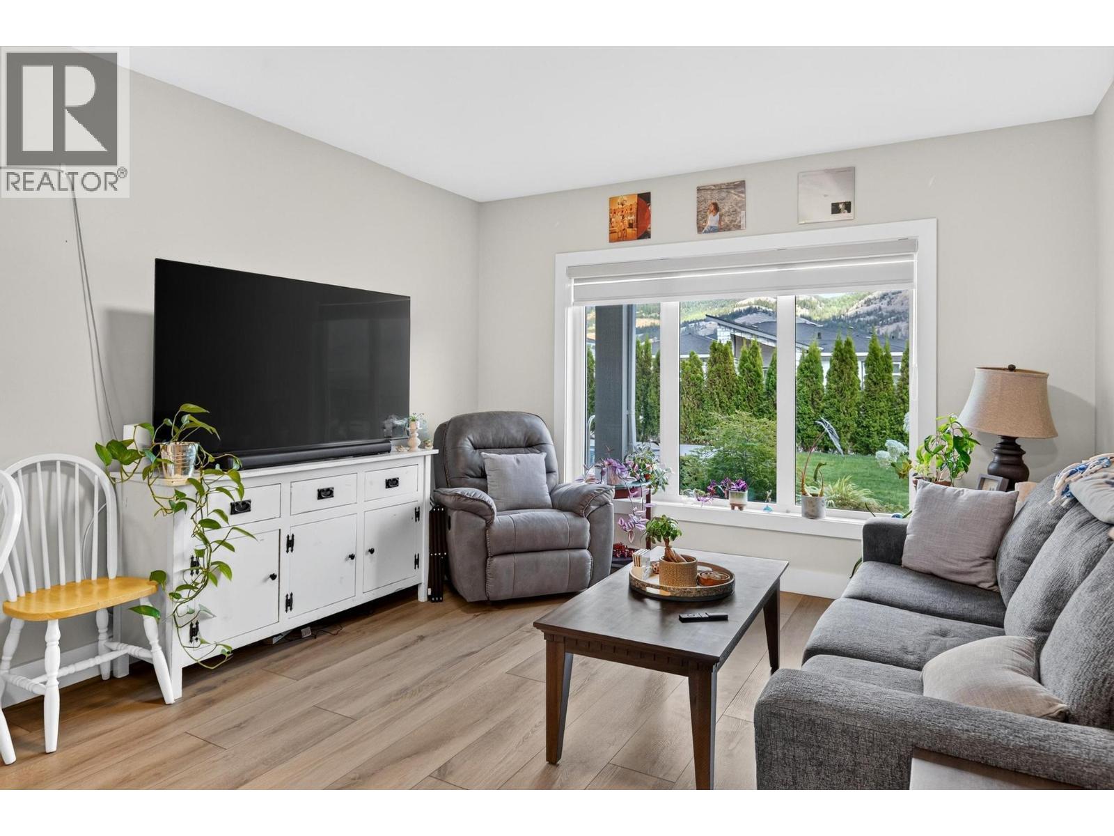 Suite living room - 887 Loseth Drive, Kelowna, BC