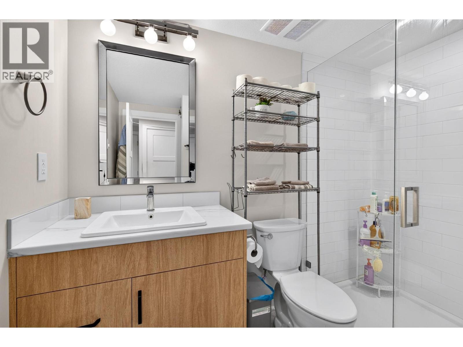 Suite full bath - 887 Loseth Drive, Kelowna, BC