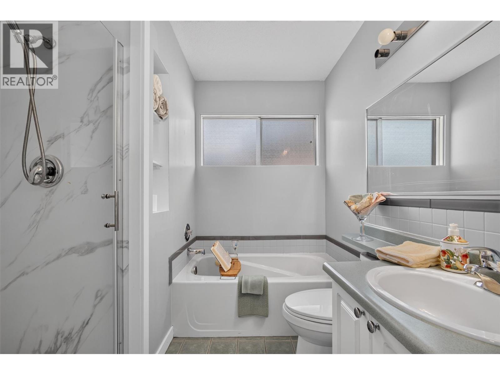 Upstairs Bathroom - 1261 Lawson Avenue, Kelowna, BC