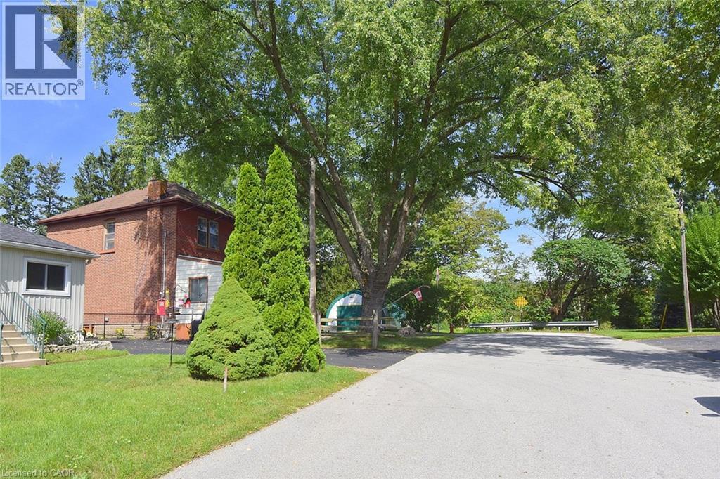 Brick exterior with a peaked roof - 781 Oakdale Avenue, Burlington, ON