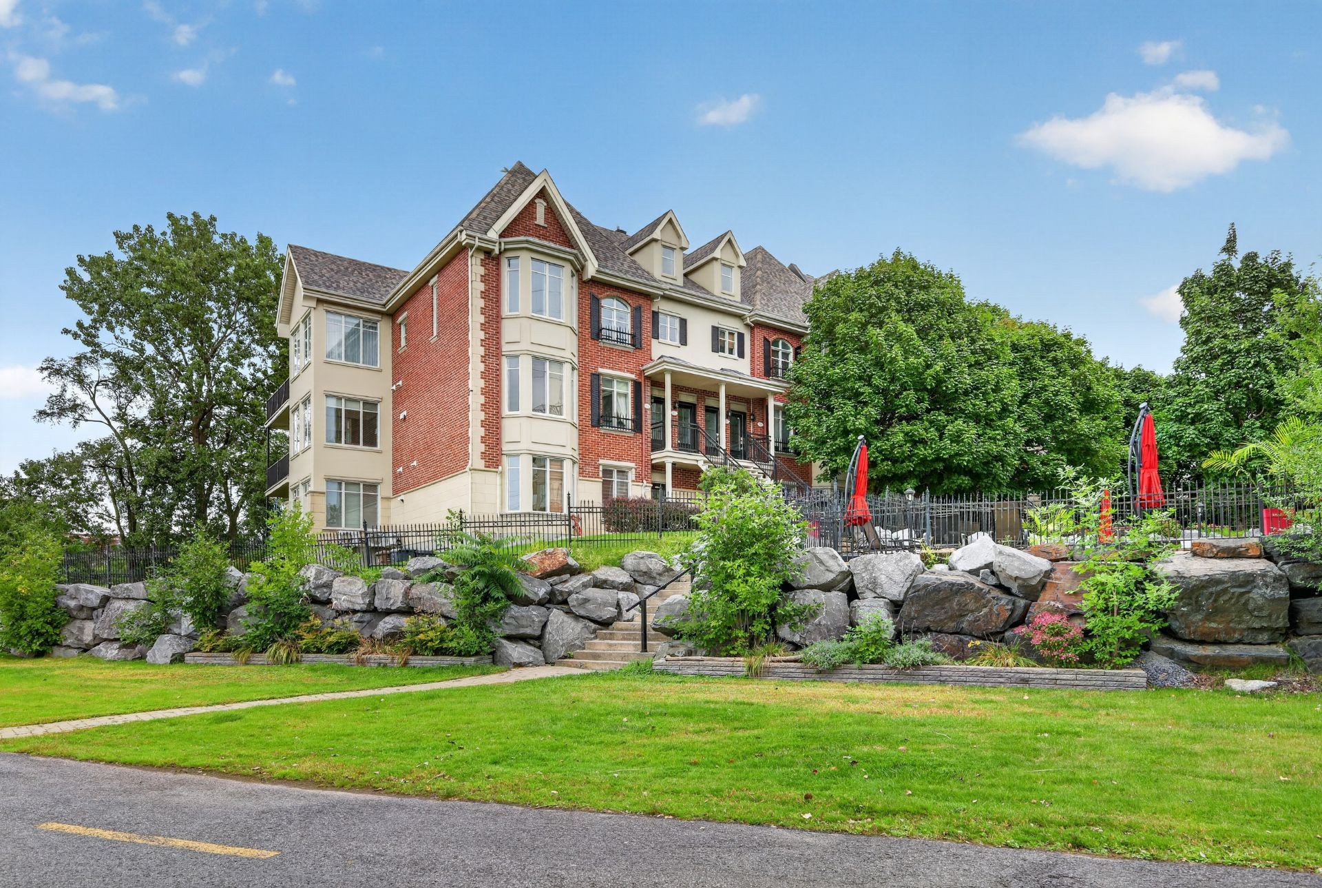 Front of Structure - 107-5730 Boul. Marie-Victorin, Brossard, QC