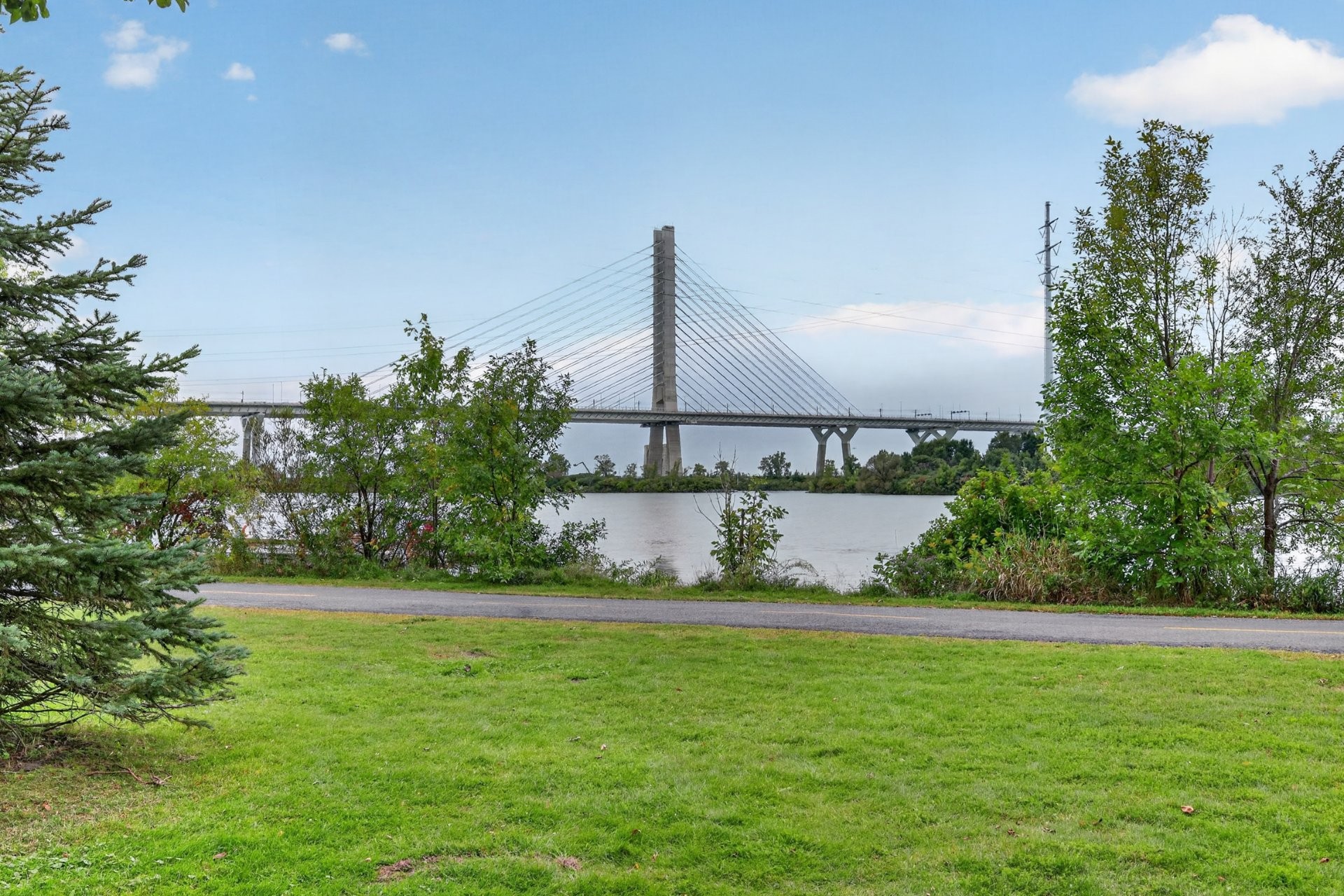 View - 107-5730 Boul. Marie-Victorin, Brossard, QC
