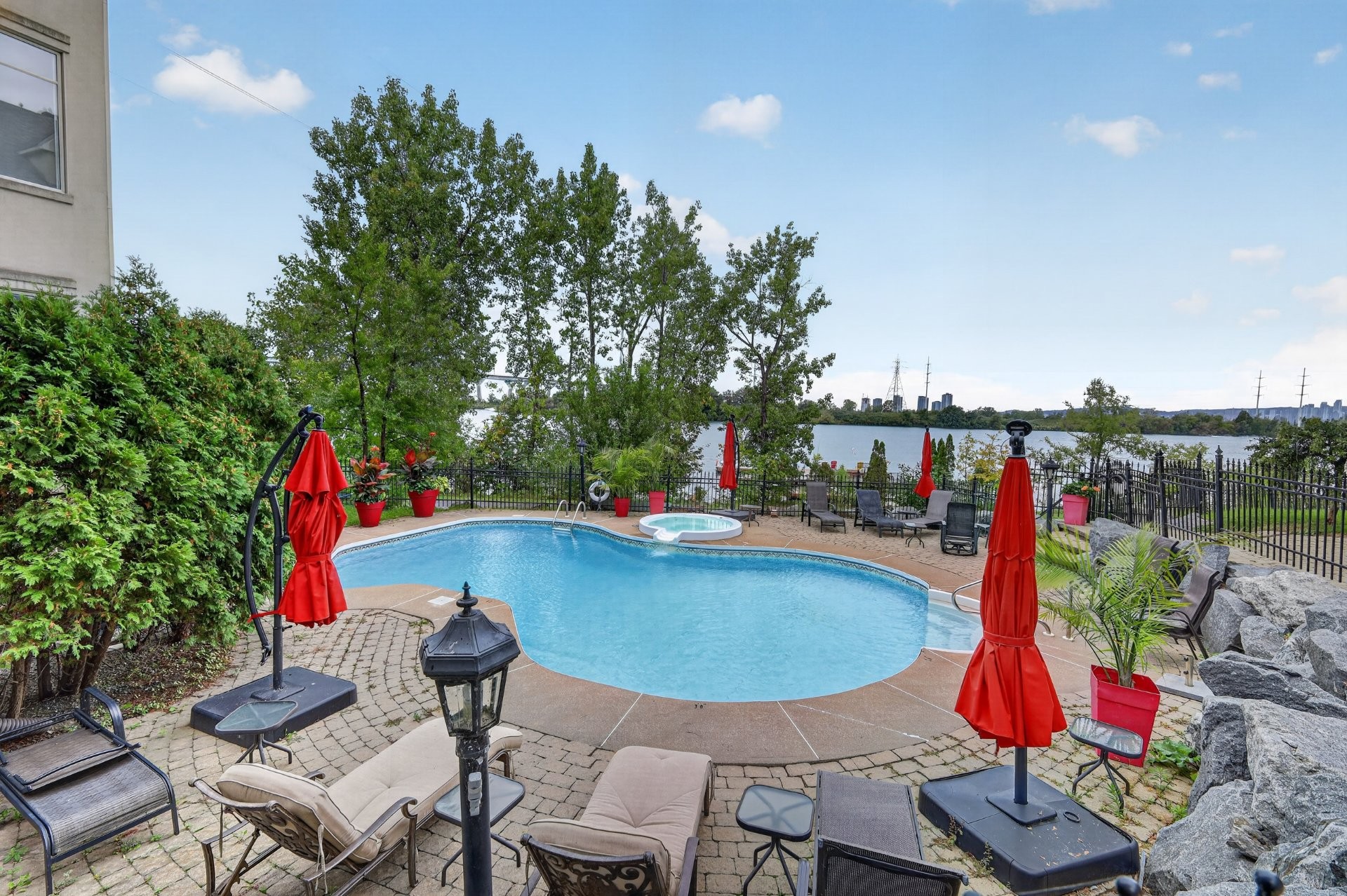 Pool - 107-5730 Boul. Marie-Victorin, Brossard, QC