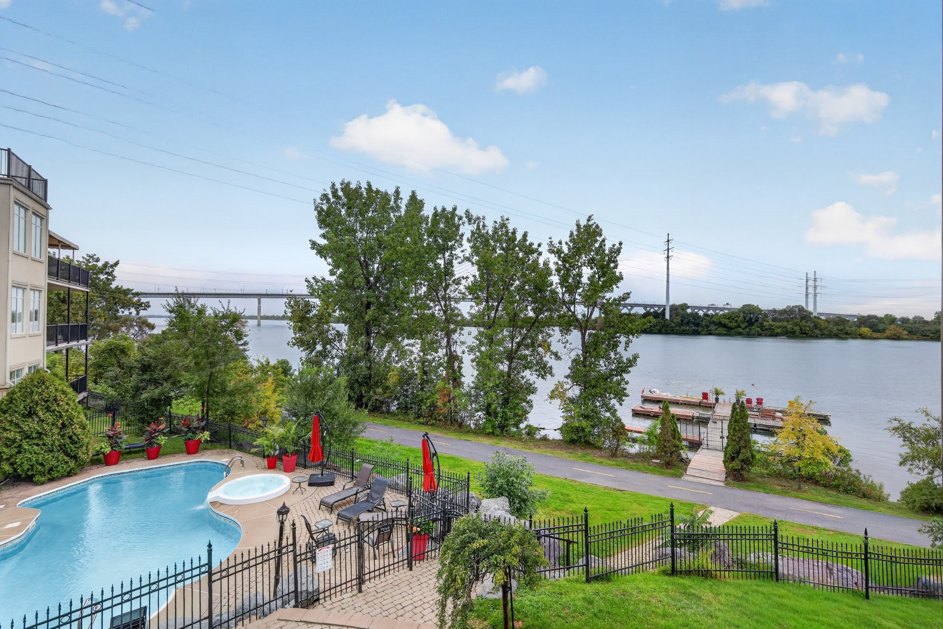 Pool - 107-5730 Boul. Marie-Victorin, Brossard, QC