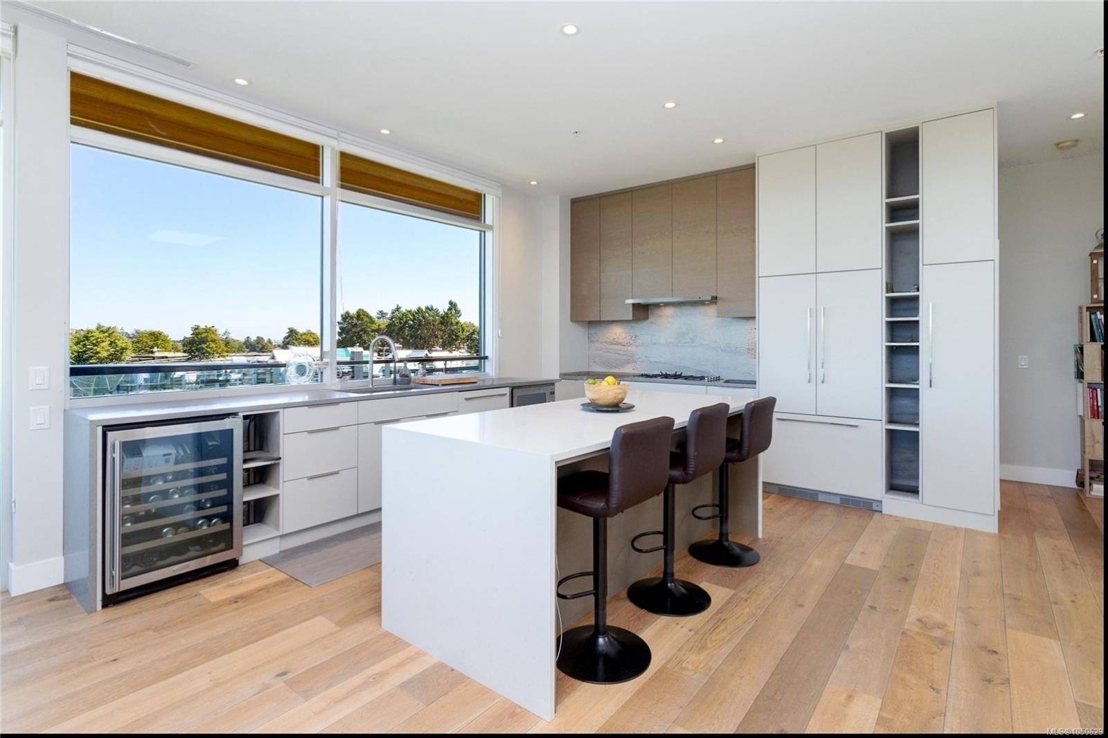 #401-986 Heywood Ave, Victoria, BC
