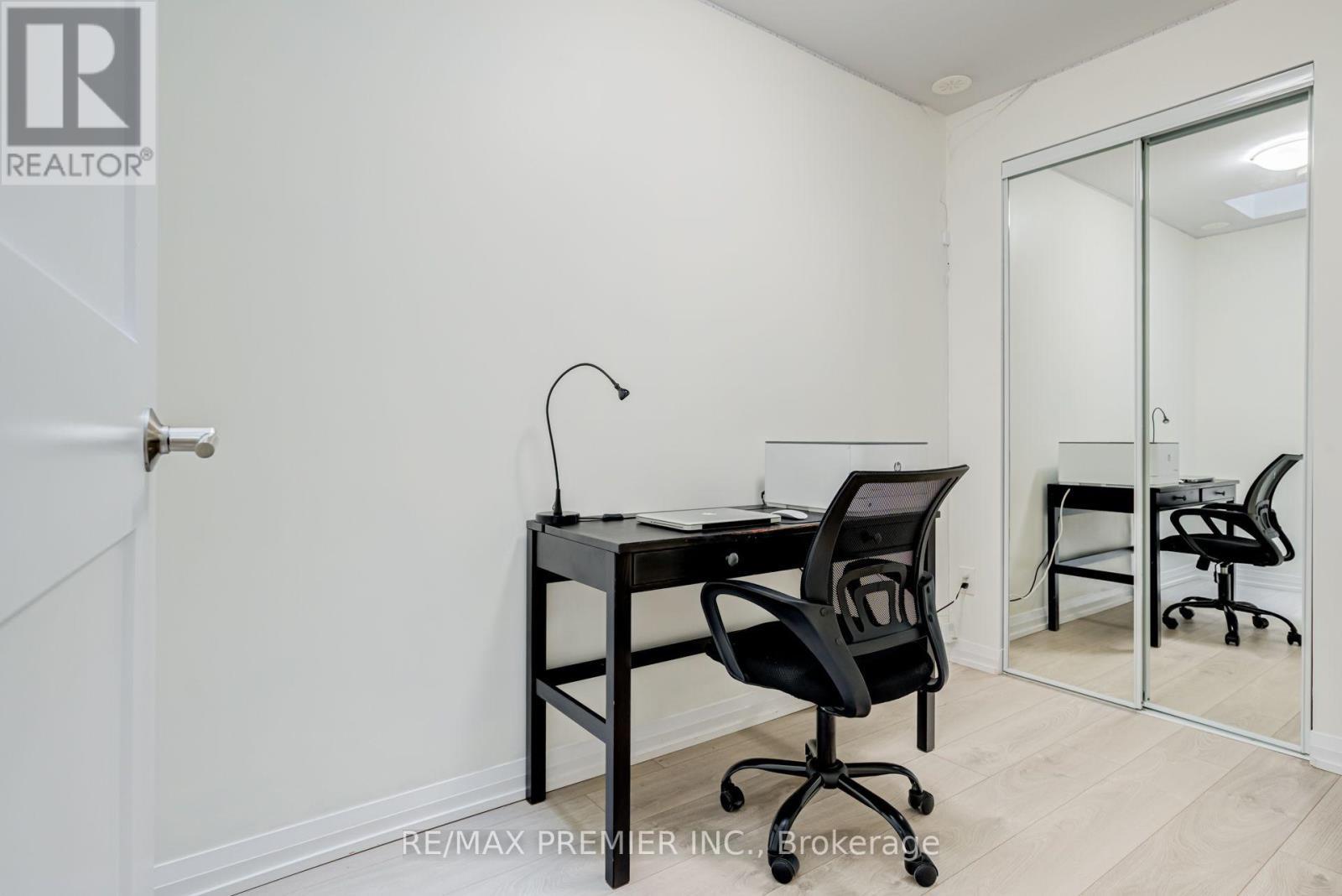 Th 5 - 1010 Portage Parkway, Vaughan, ON