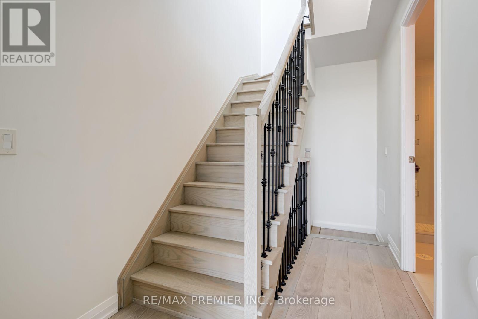 Th 5 - 1010 Portage Parkway, Vaughan, ON
