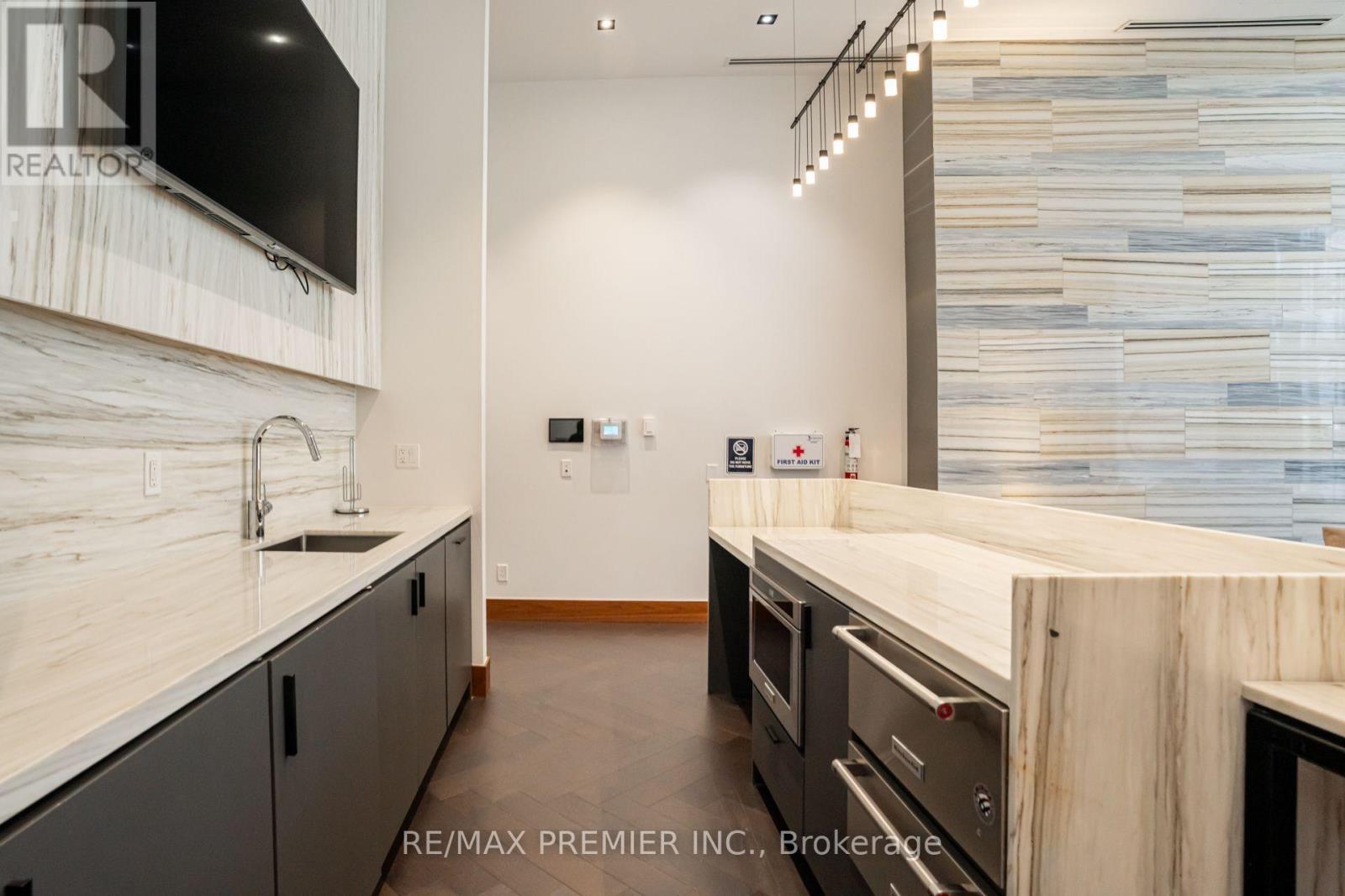 Th 5 - 1010 Portage Parkway, Vaughan, ON