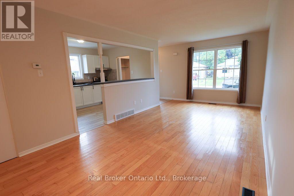 Living Room/Dining Room - 342 Fleming Drive, London East (East D), ON