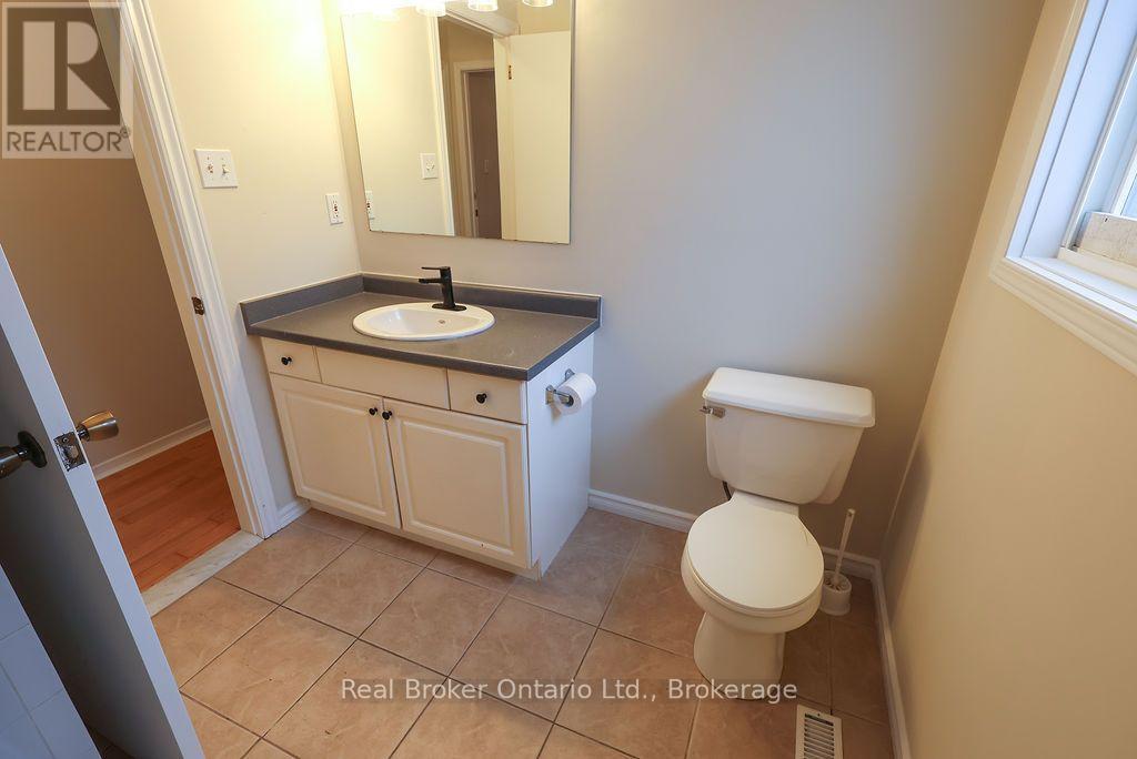 Main Floor Bathroom - 342 Fleming Drive, London East (East D), ON