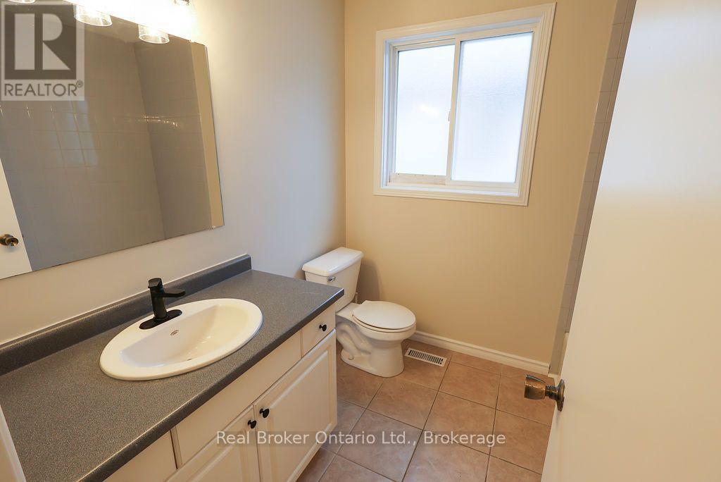 Main Floor Bathroom - 342 Fleming Drive, London East (East D), ON