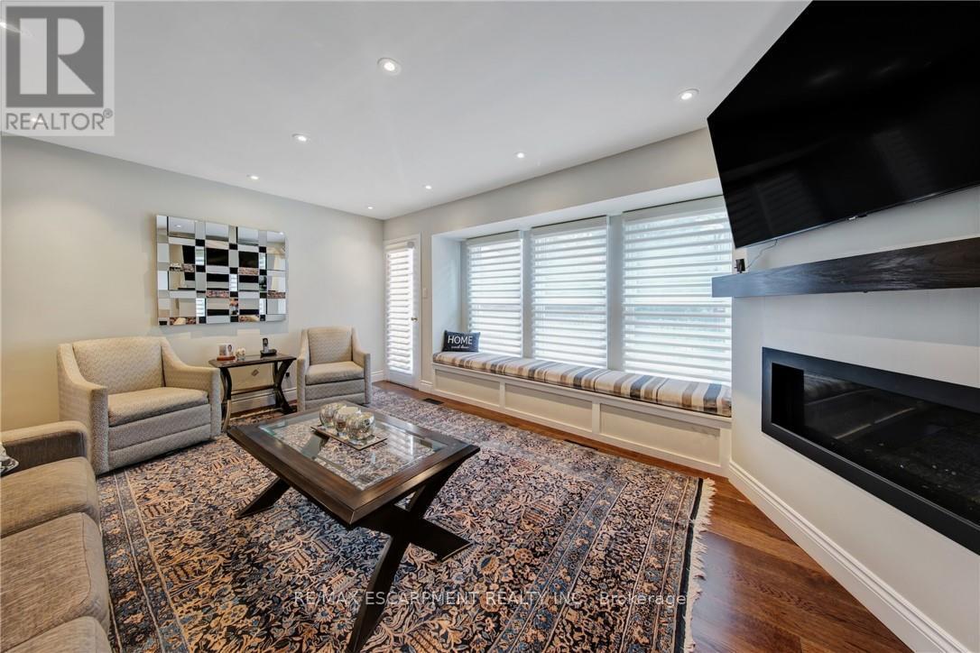 2284 Mansfield Drive, Burlington, ON