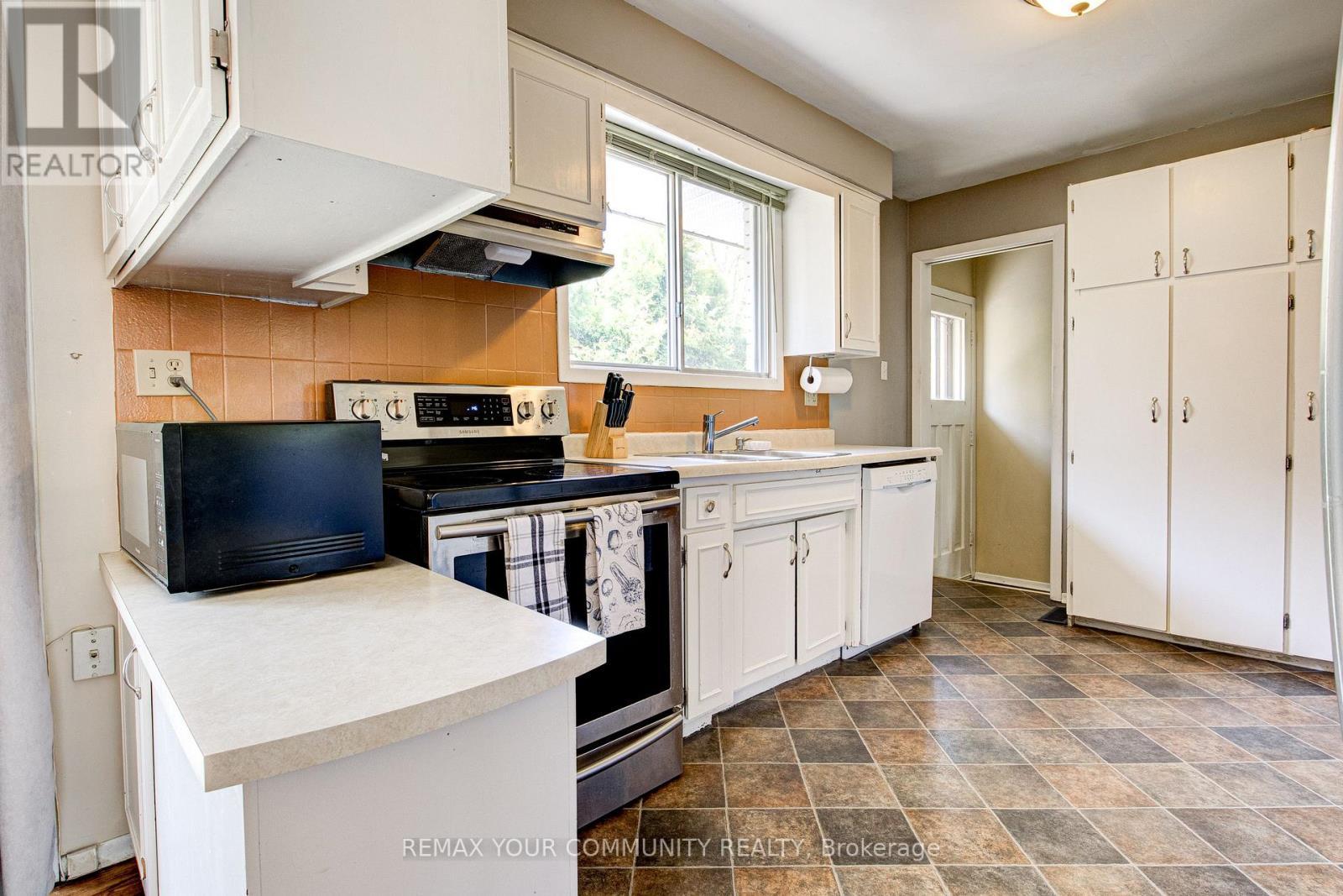 557 Glen Manor Boulevard, Waterloo, ON