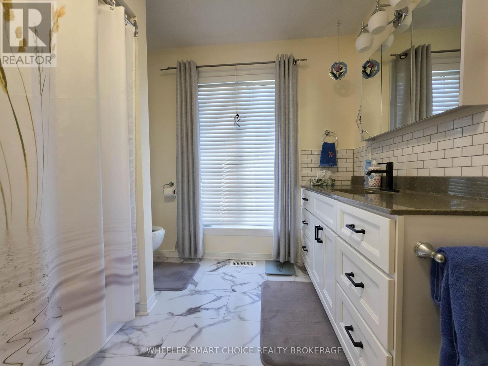 The lovely updated main floor bathroom - 78 Maple Street, South Stormont, ON