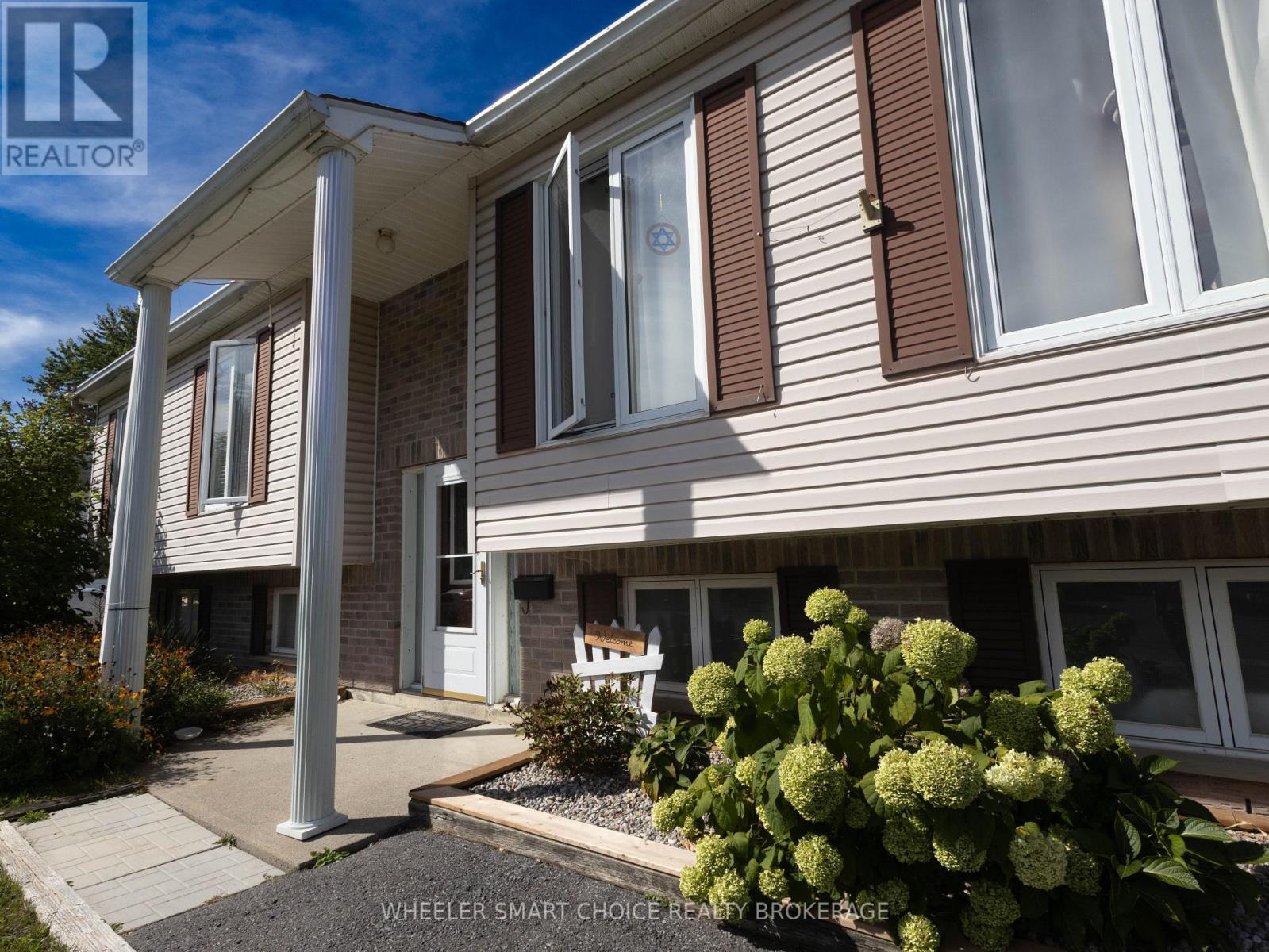 A nice formal front entrance - 78 Maple Street, South Stormont, ON