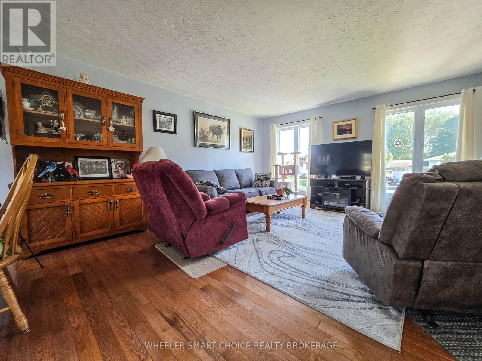 Your living room has lots of space - 78 Maple Street, South Stormont, ON