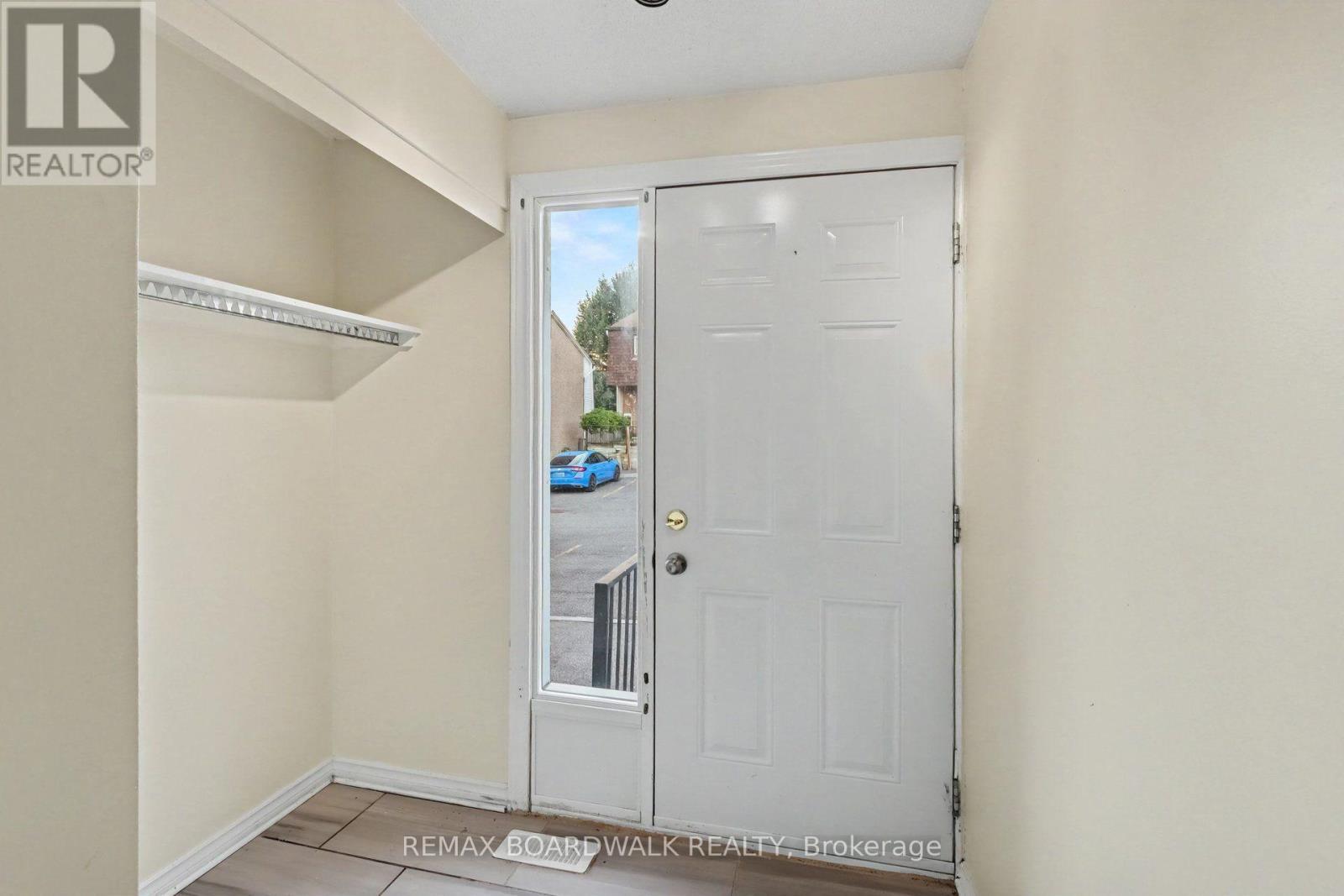 912 B Elmsmere Road, Ottawa, ON