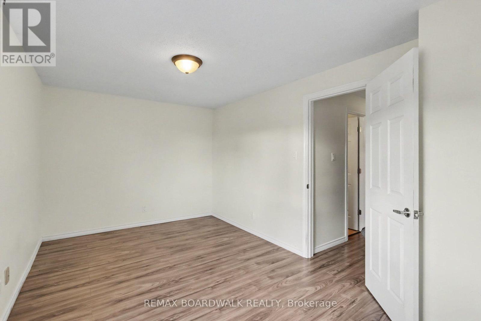 912 B Elmsmere Road, Ottawa, ON