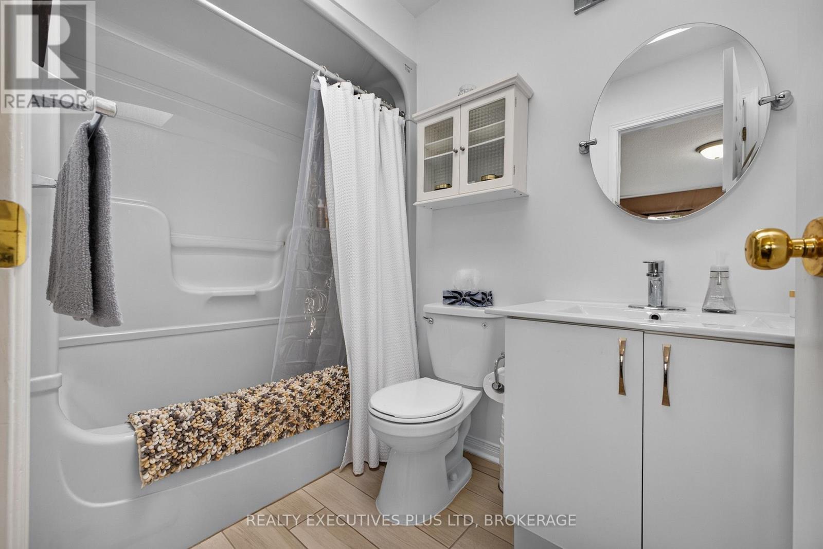 Primary Ensuite with Bath - 7802 Sabine Drive, Niagara Falls (Ascot), ON