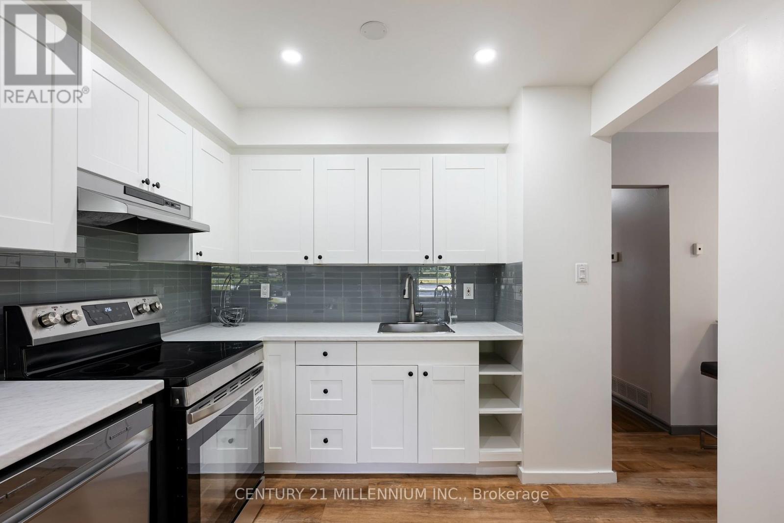 Kitchen, range wall - 139 Town Line, Orangeville, ON