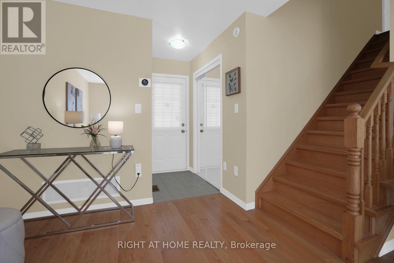Welcoming foyer with hardwood stairs - 84 Dougherty Crescent, Whitchurch-Stouffville, ON
