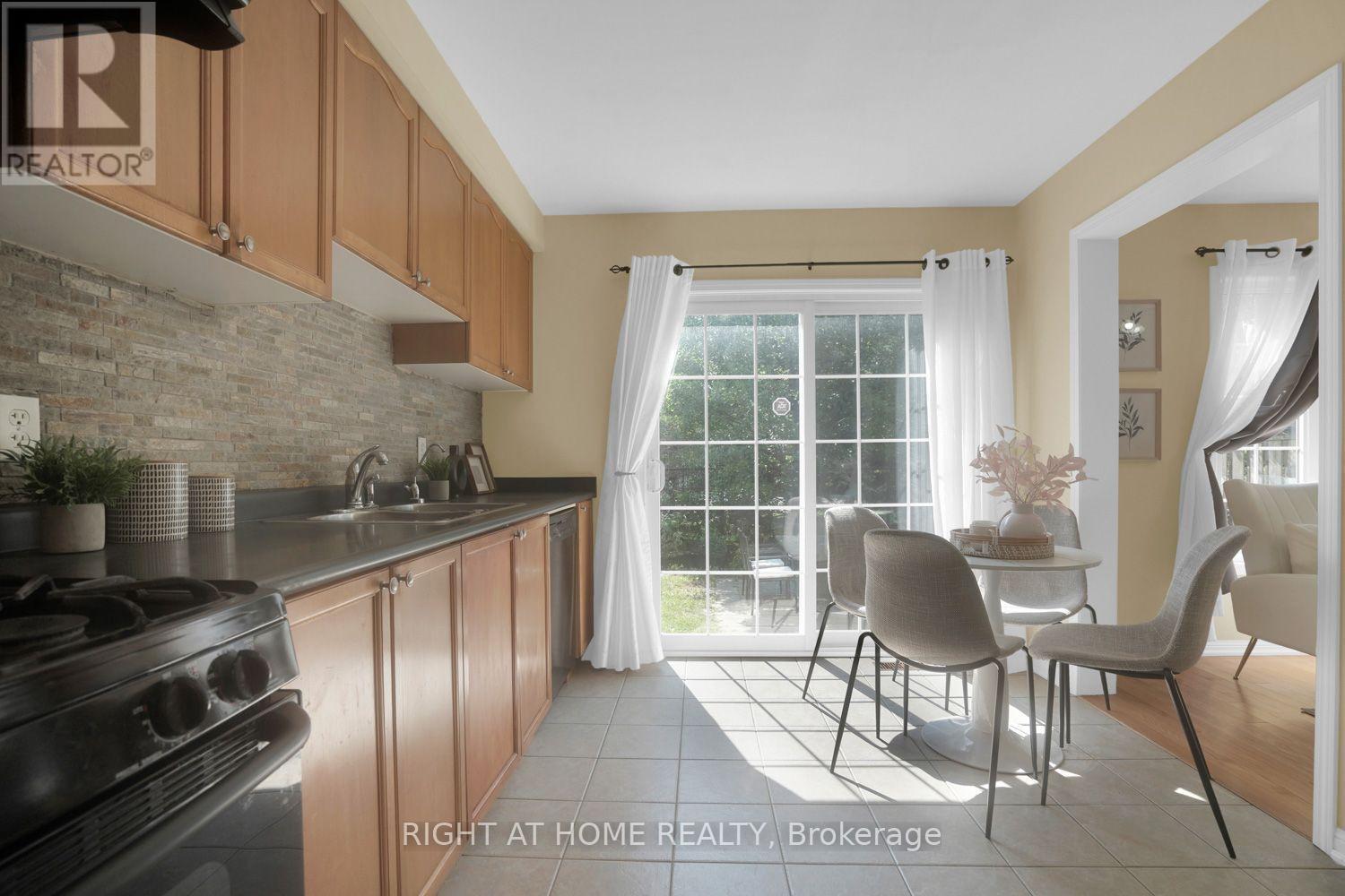 Eat-in kitchen with walkout to yard - 84 Dougherty Crescent, Whitchurch-Stouffville, ON