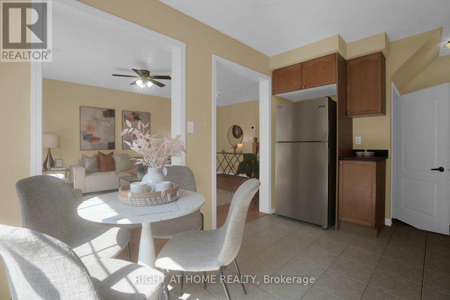 Eat-in area open to living room - 84 Dougherty Crescent, Whitchurch-Stouffville, ON