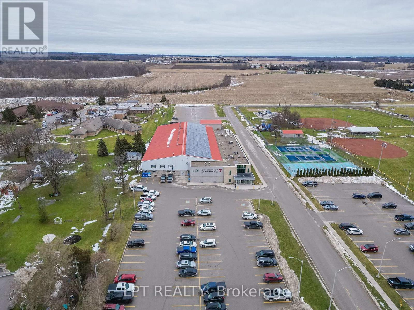 Arena, exercise area, tennis court, and ballpark. - 207 Merritt Court, North Middlesex (Parkhill), ON