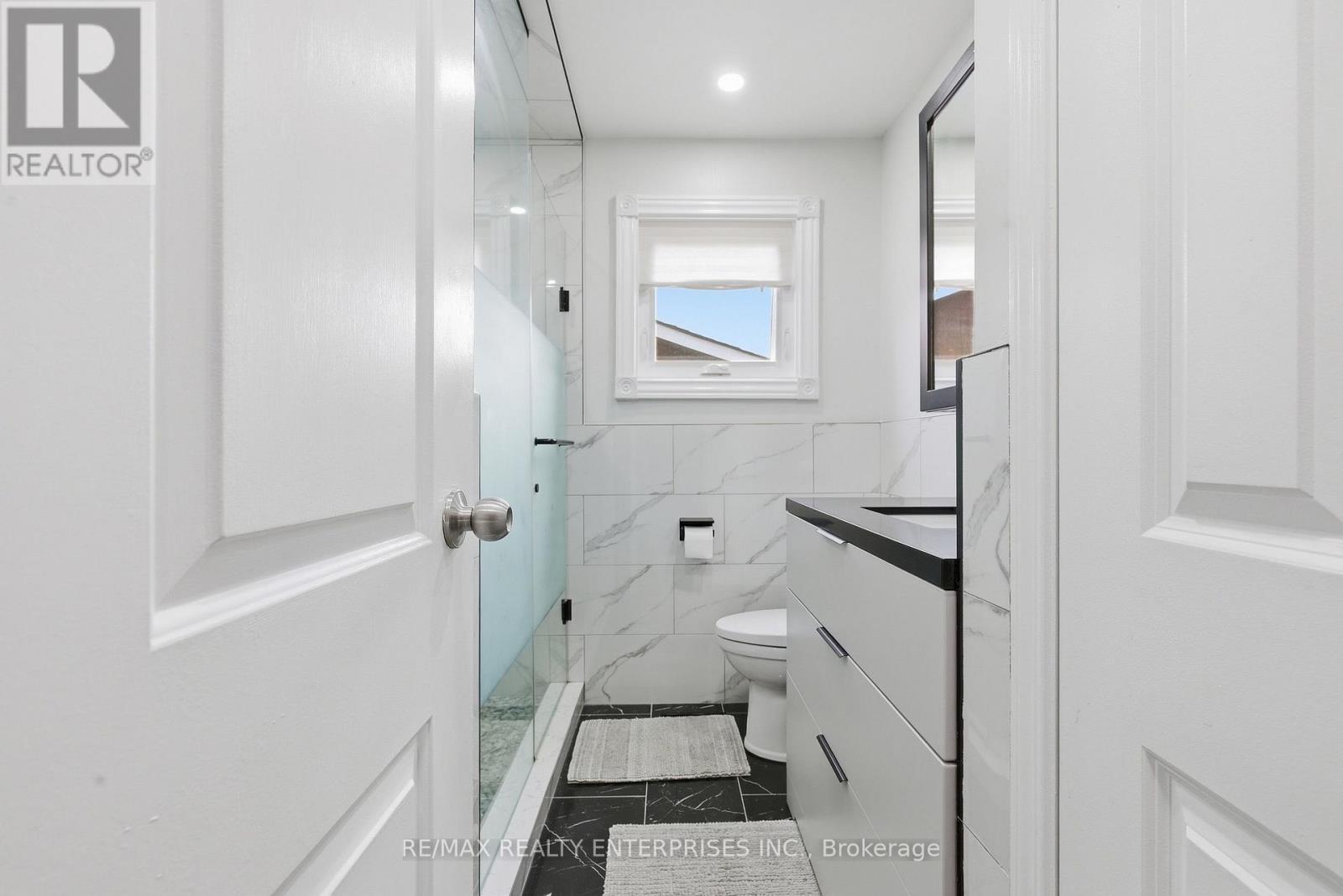 Upper level 3-piece bath - 2506 Cobbinshaw Circle, Mississauga, ON