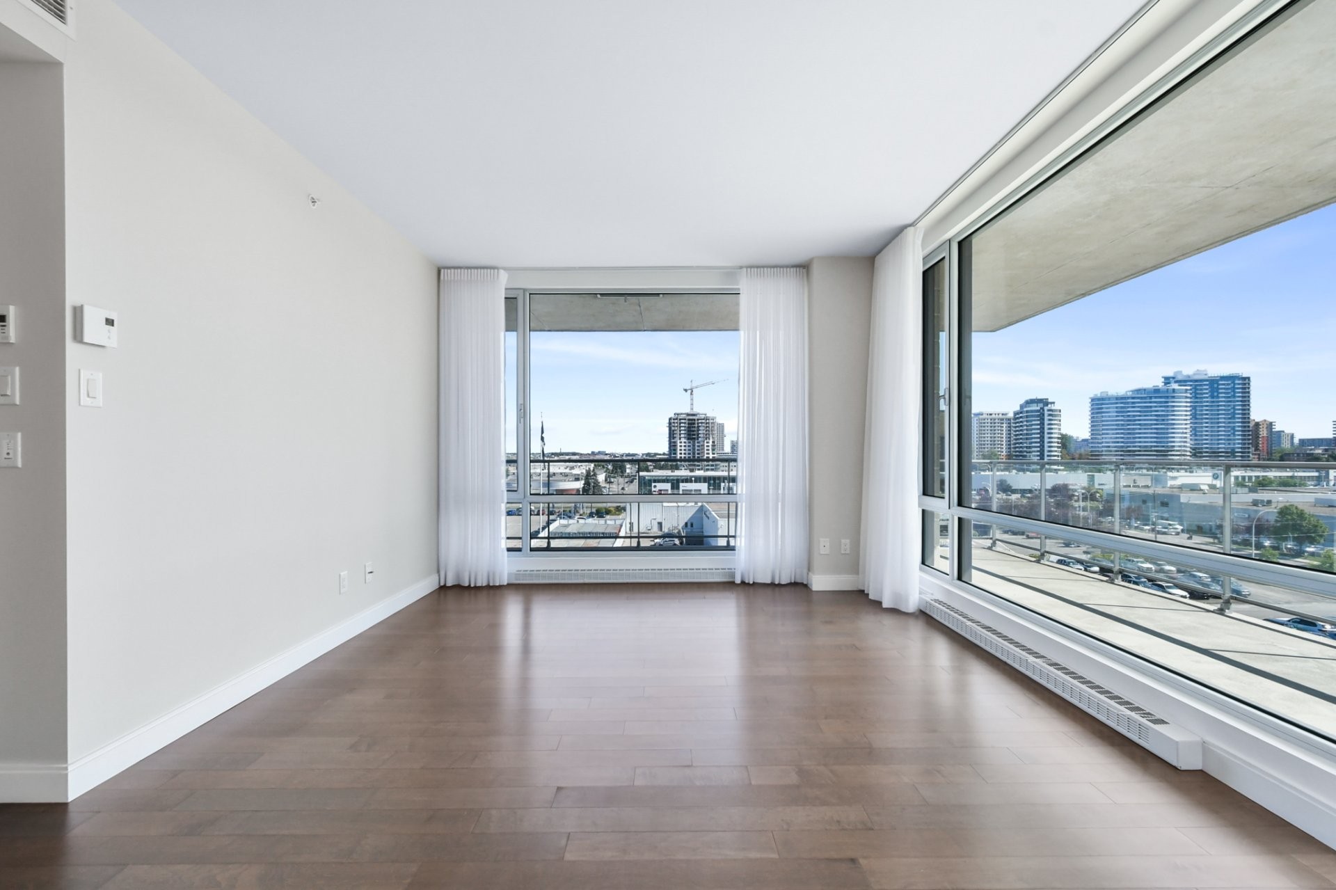 Salon - 608-3641 Av. Jean-Béraud, Laval (Chomedey), QC