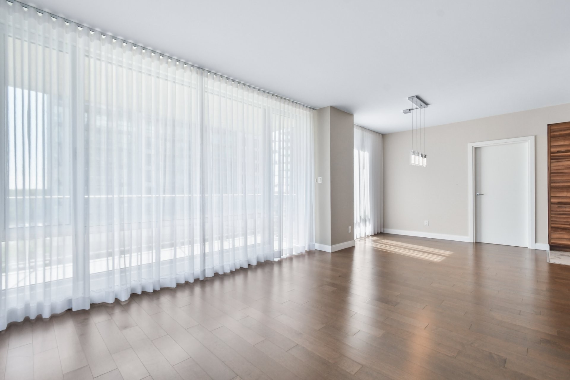 Salon - 608-3641 Av. Jean-Béraud, Laval (Chomedey), QC