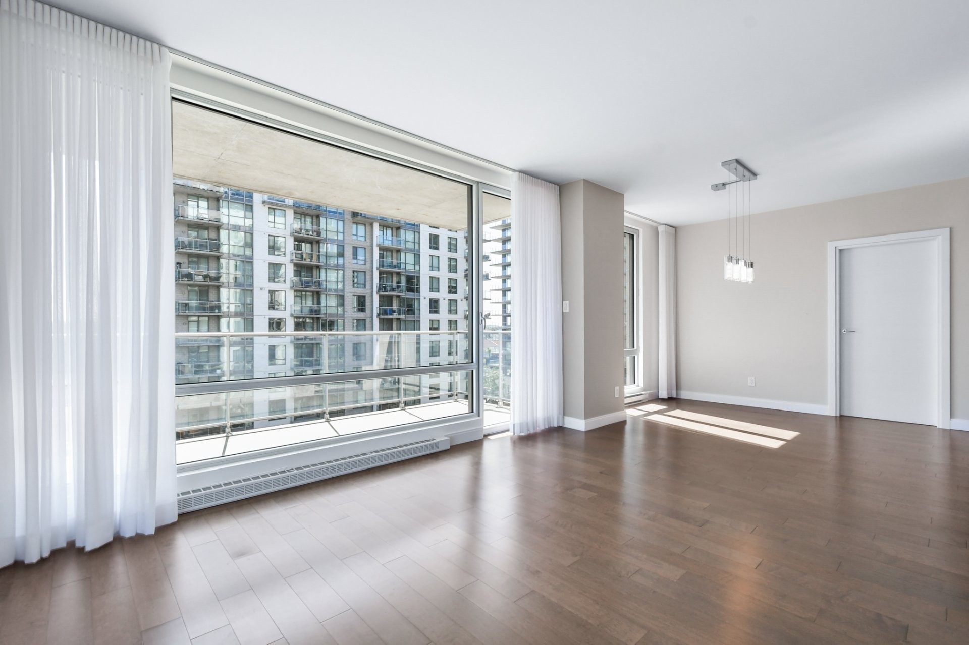 Salon - 608-3641 Av. Jean-Béraud, Laval (Chomedey), QC