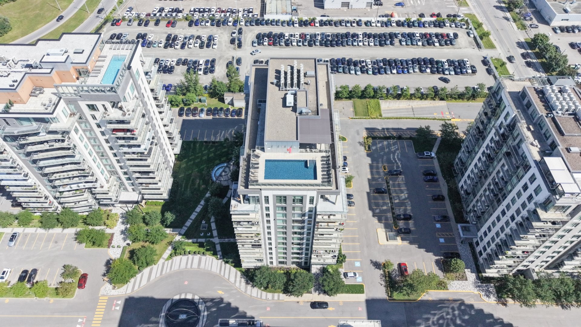 Photo aérienne - 608-3641 Av. Jean-Béraud, Laval (Chomedey), QC