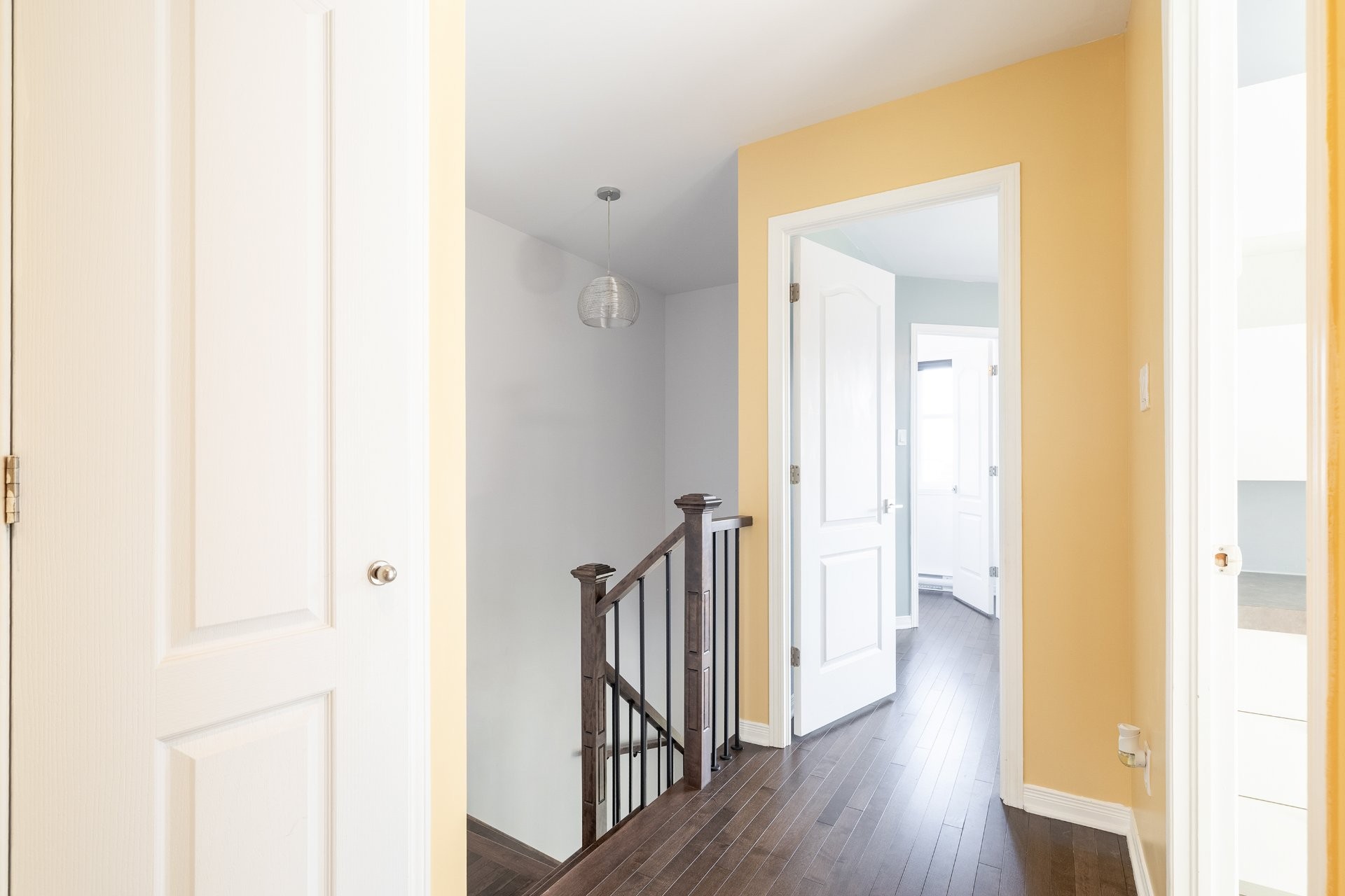 Passageway - 114 Rue Rabelais, Saint-Constant, QC