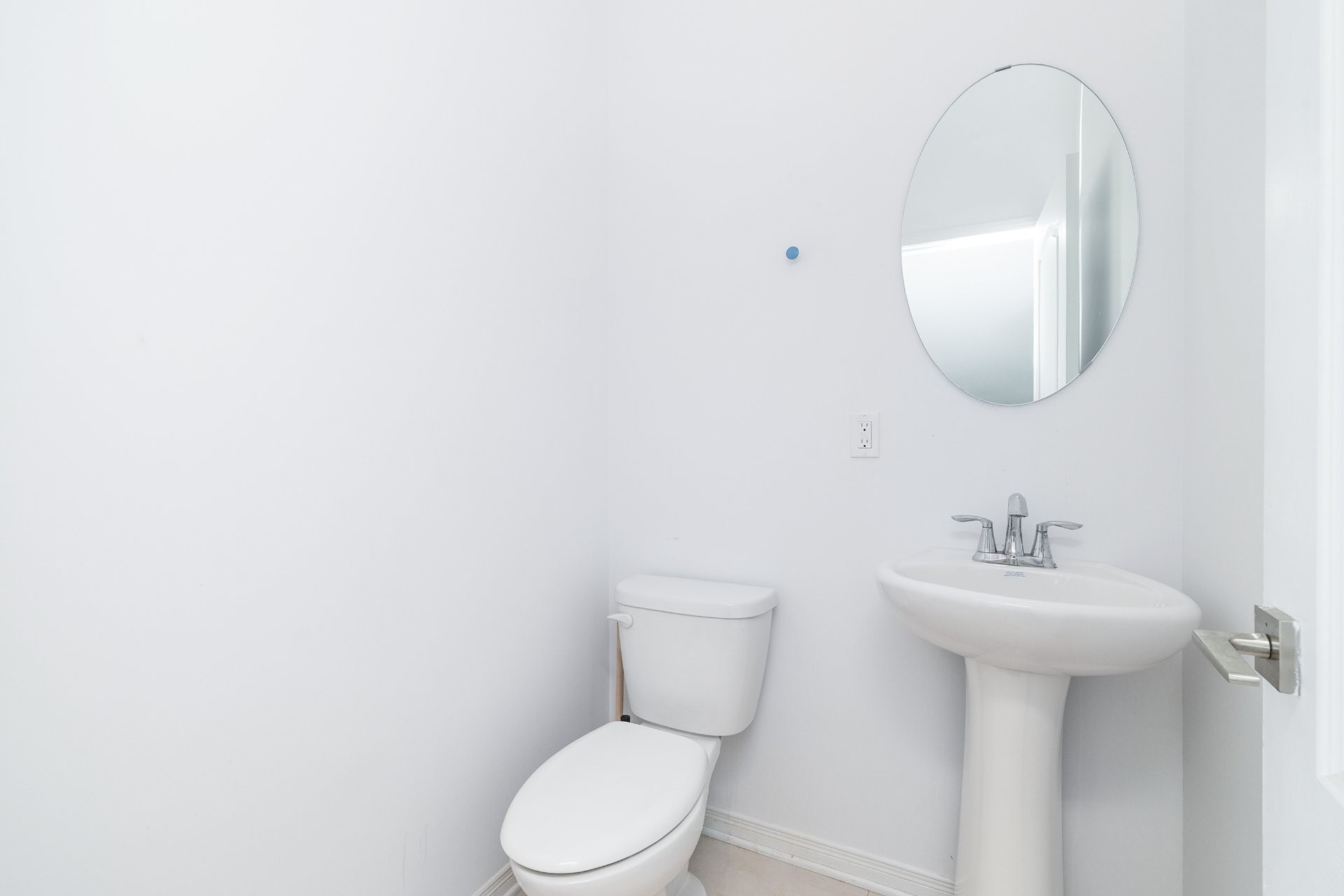 Powder room - 114 Rue Rabelais, Saint-Constant, QC