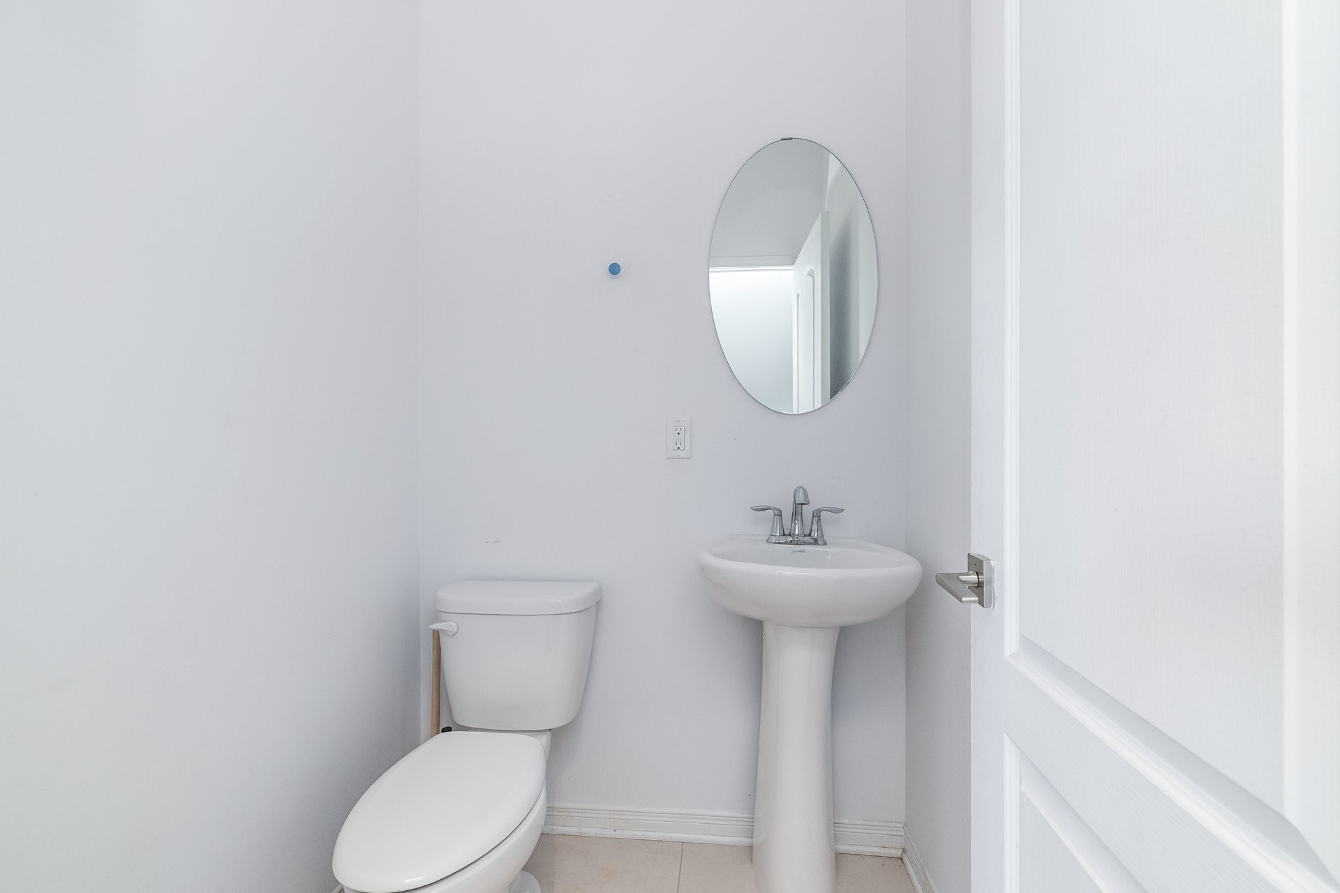 Powder room - 114 Rue Rabelais, Saint-Constant, QC