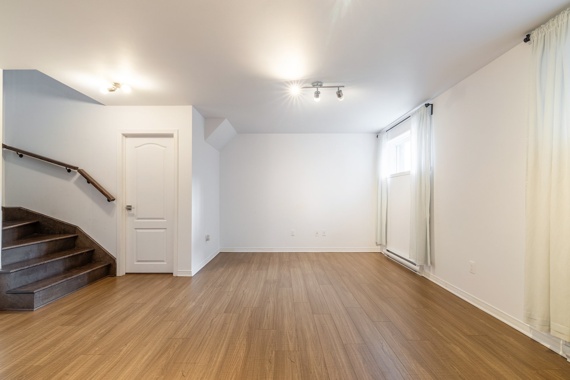 Family Room - 114 Rue Rabelais, Saint-Constant, QC
