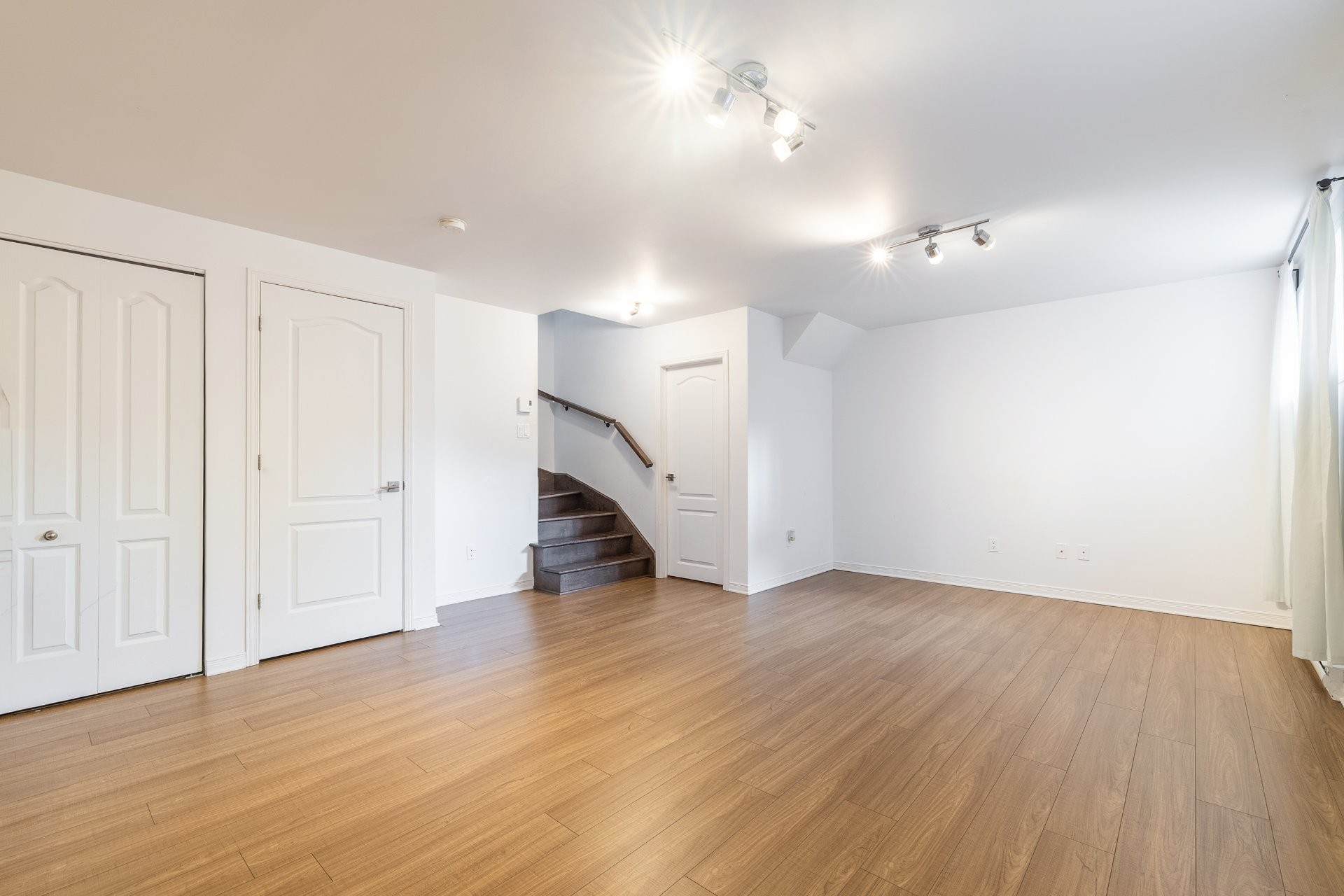 Family Room - 114 Rue Rabelais, Saint-Constant, QC