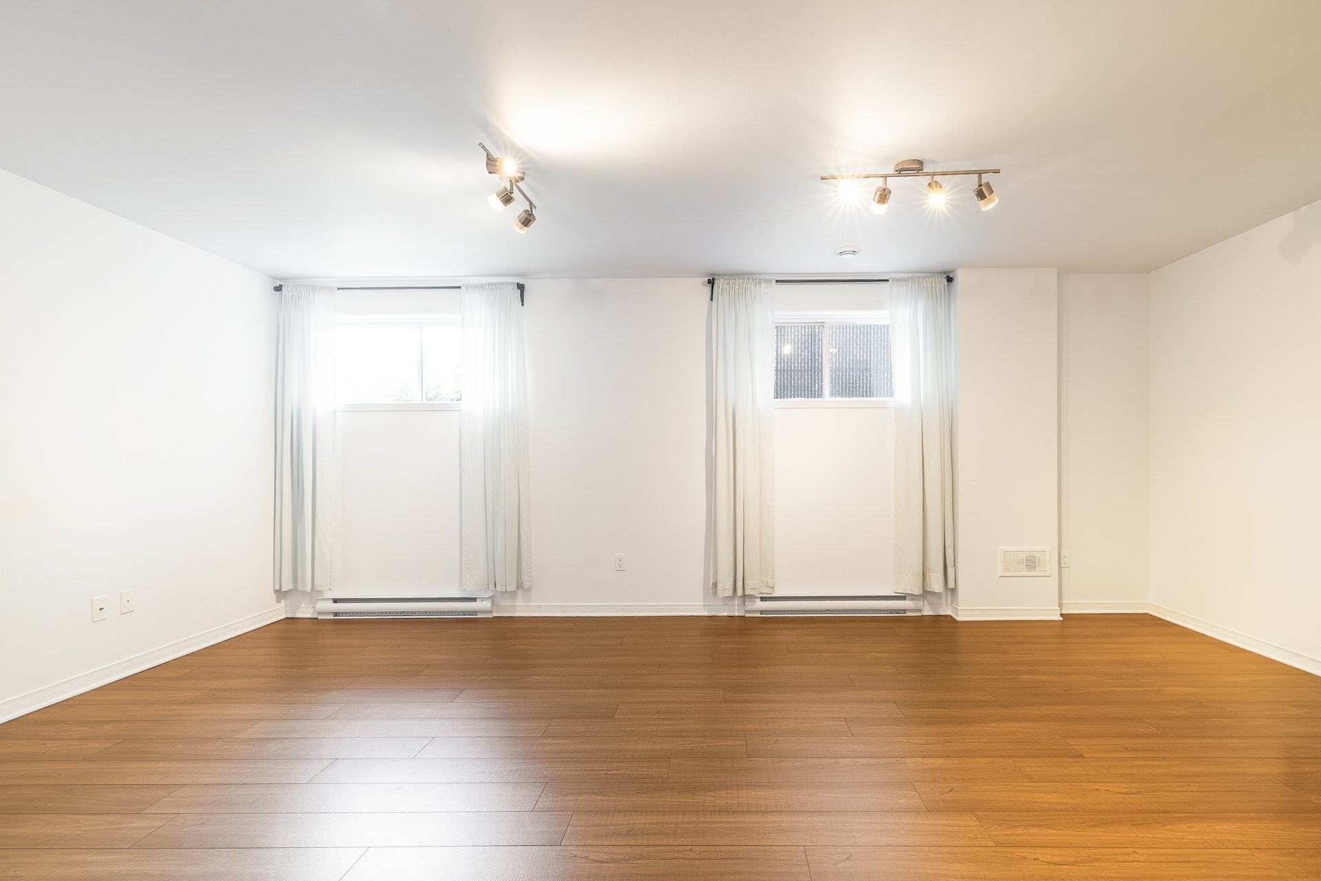 Family Room - 114 Rue Rabelais, Saint-Constant, QC