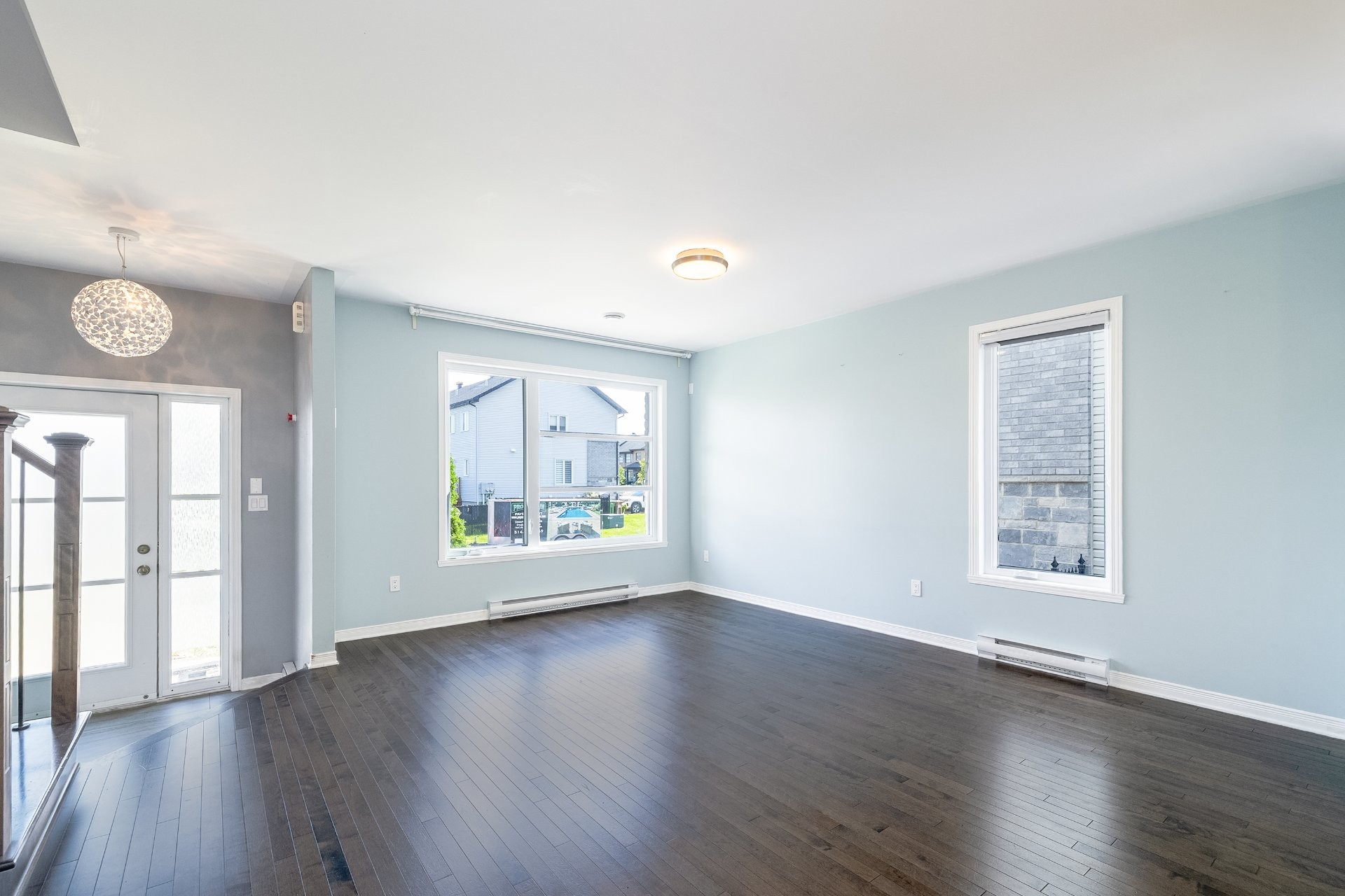 Living Room - 114 Rue Rabelais, Saint-Constant, QC