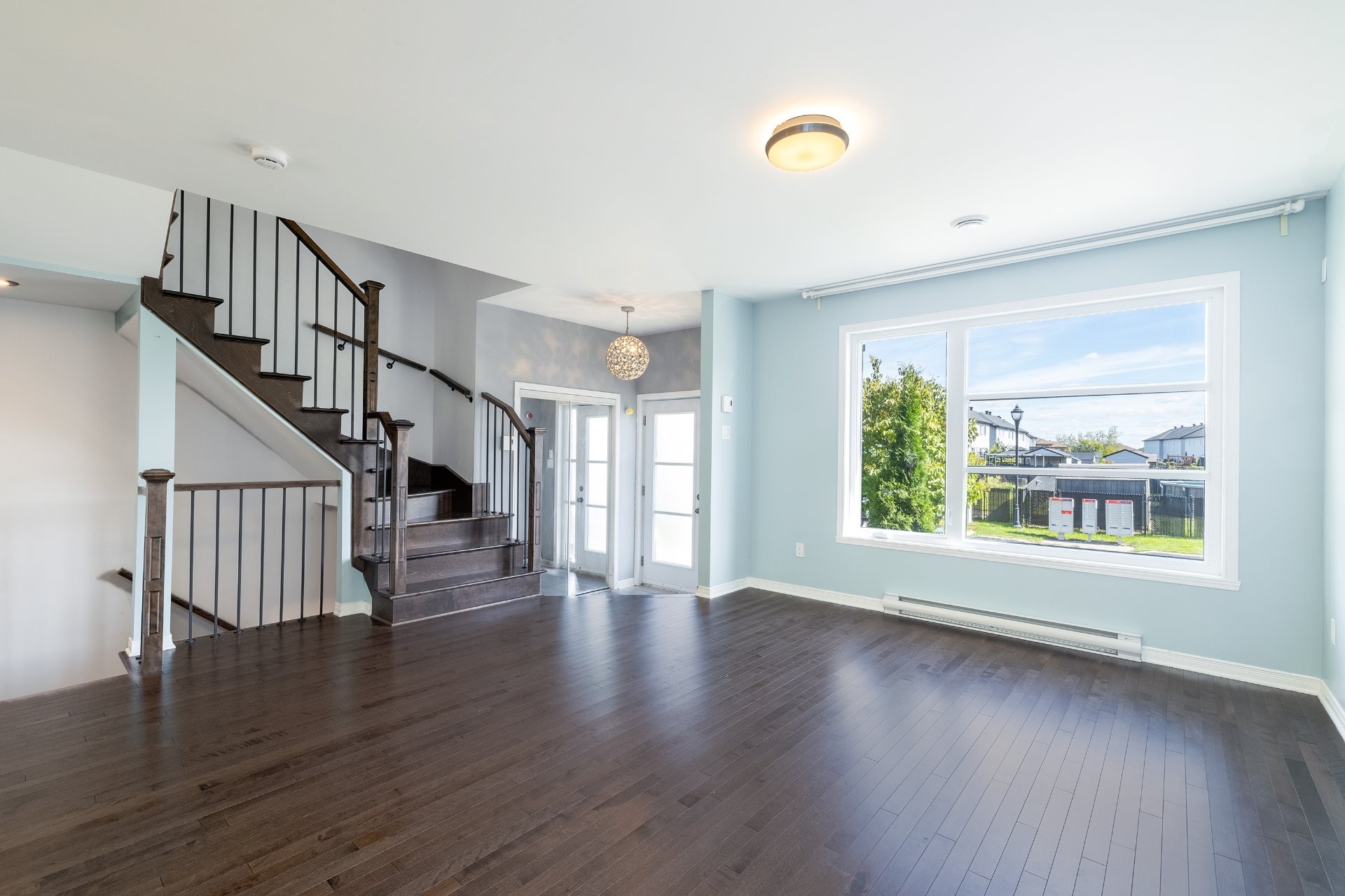 Living Room - 114 Rue Rabelais, Saint-Constant, QC
