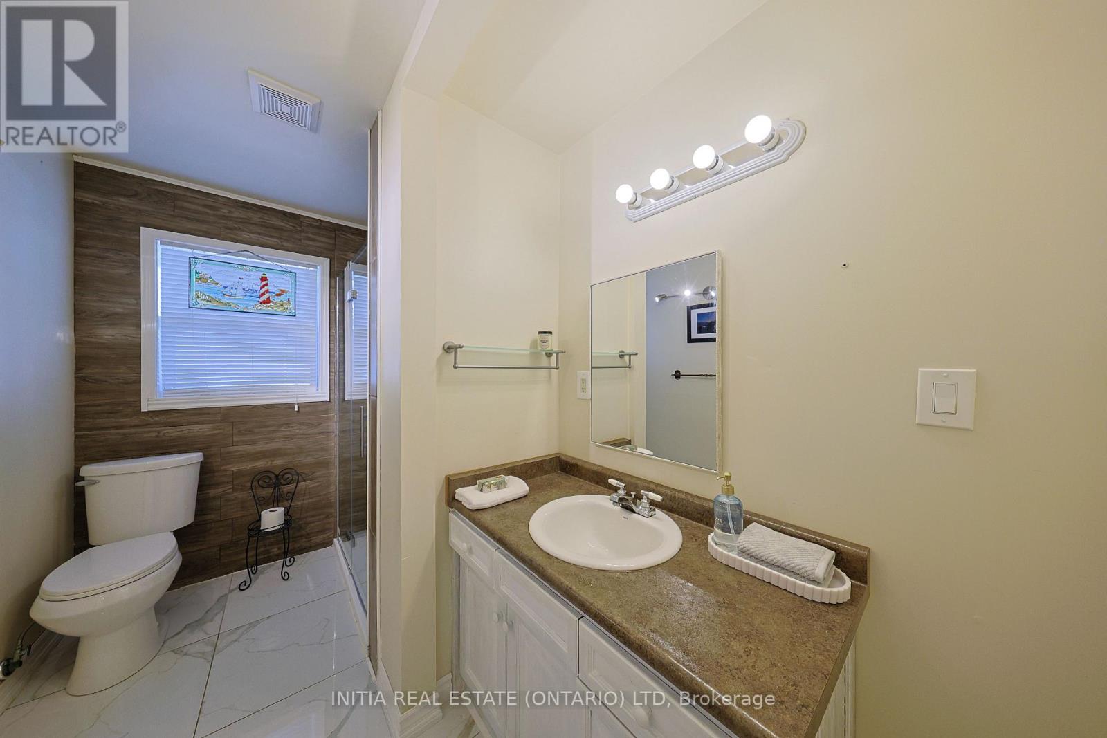 Walk-in shower - 755 Talfourd Street, Sarnia, ON