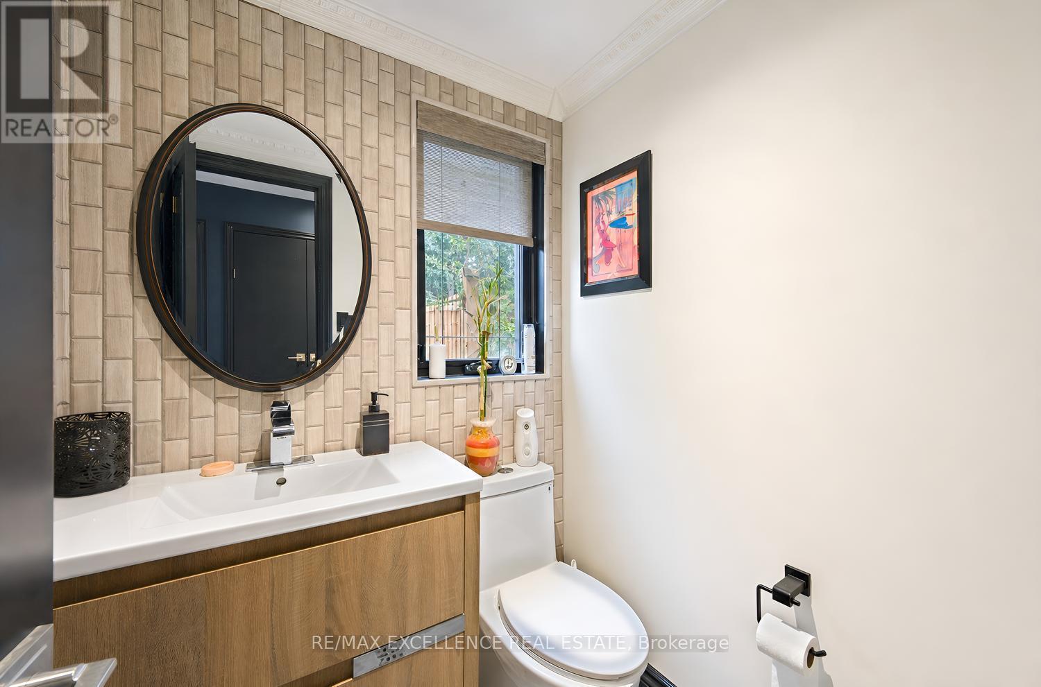 Powder room - 20 Manett Crescent, Brampton, ON
